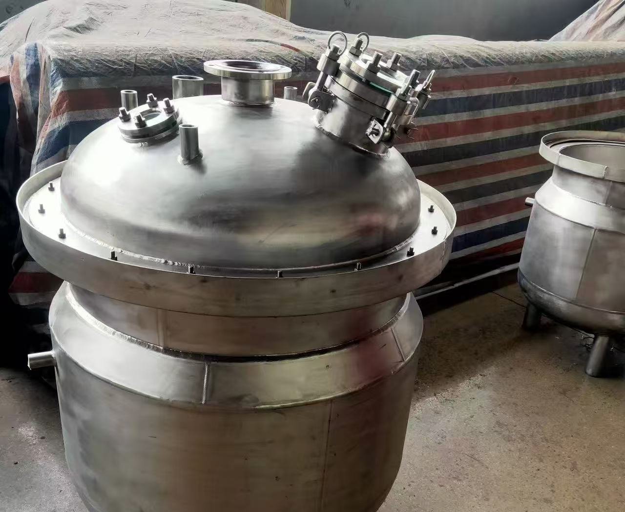 Recipiente de acero inoxidable y sus revestimientos, completo